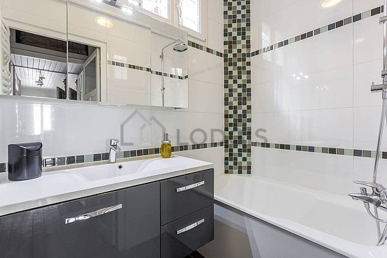 Salle de bain équipée de serviettes de bain