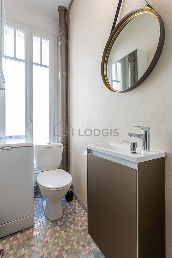 Toilettes indépendantes de la salle d'eau