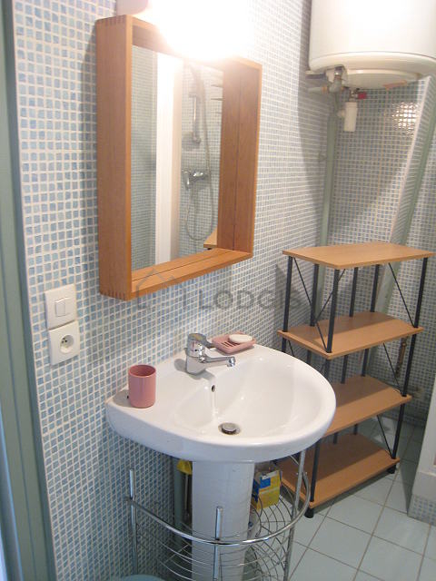 Belle salle de bain avec du carrelage au sol