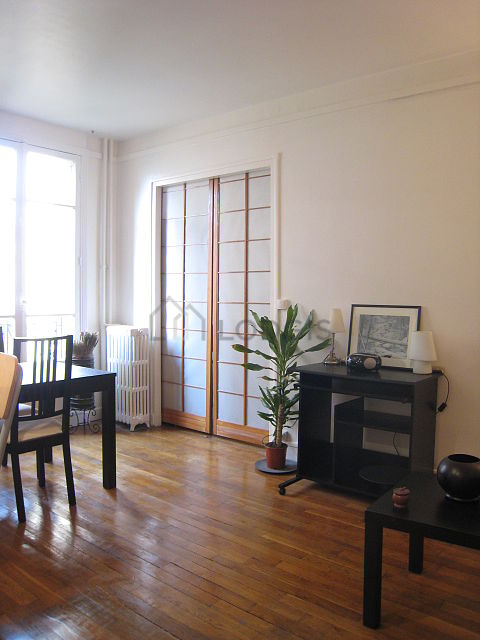Salon avec du parquet au sol