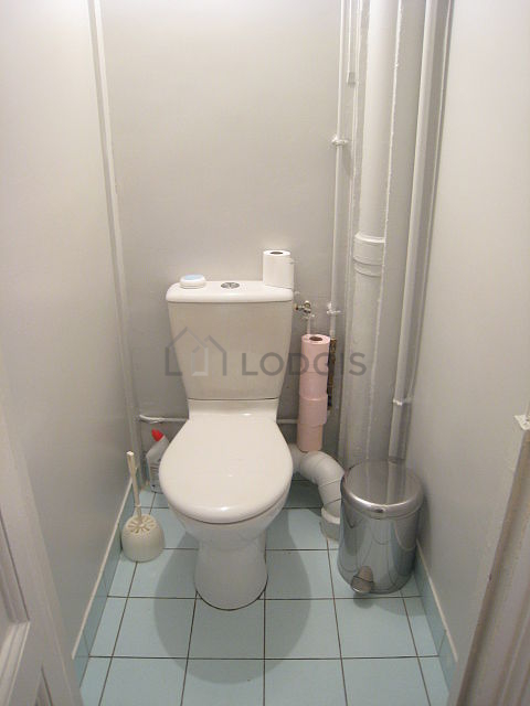Toilettes indépendantes de la salle d'eau