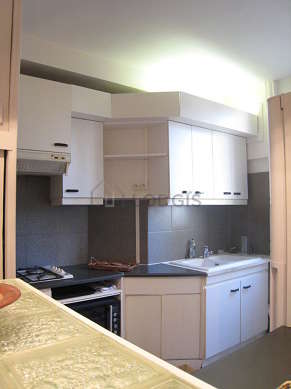 Kitchen where you can have dinner for 2 person(s) equipped with hob, refrigerator, extractor hood, crockery