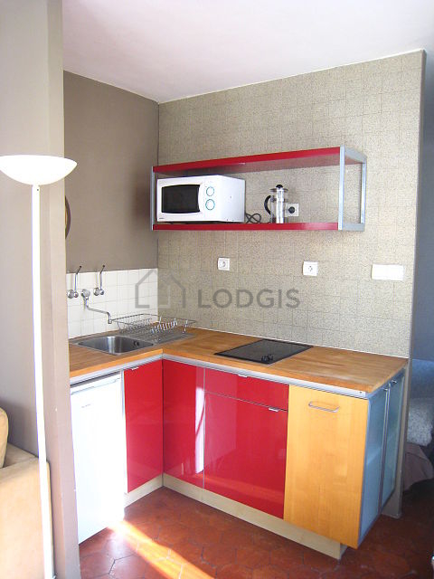 Beautiful kitchen of 4m²opens on the living room with floor tiles floor