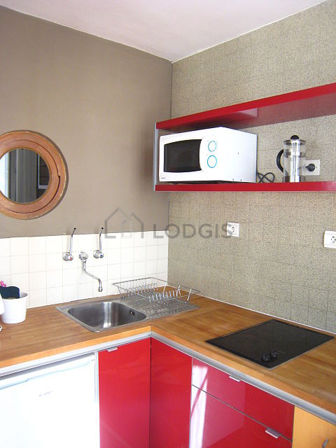 Kitchen equipped with hob, refrigerator, freezer, crockery