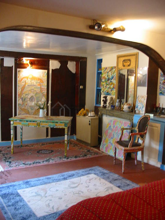 Grande chambre de 33m² avec des tomettes au sol