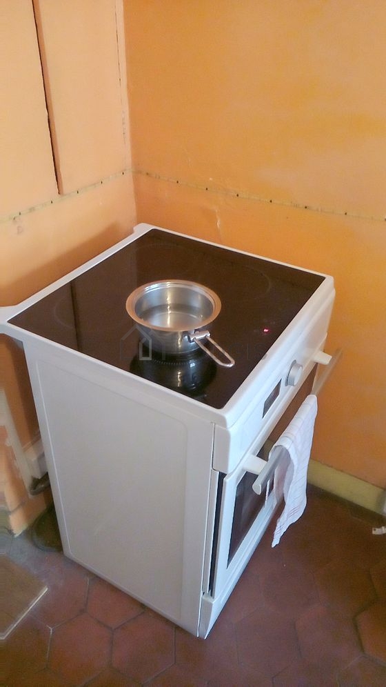 Cuisine dînatoire pour 2 personne(s) équipée de plaques de cuisson, réfrigerateur, freezer, vaisselle