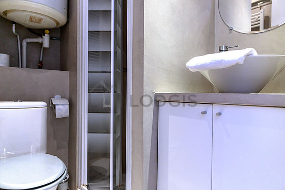 Salle de bain équipée de serviettes de bain