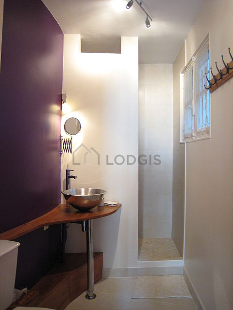 Bathroom equipped with bath towels