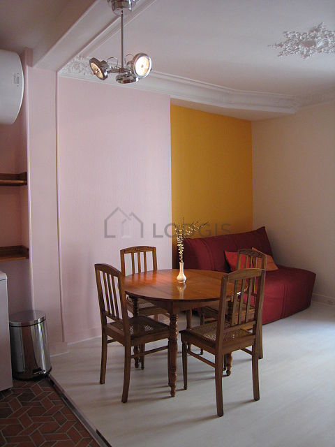 Quiet living room furnished with 1 sofabed(s) of 140cm, tv, 4 chair(s)
