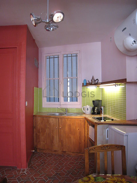 Cuisine équipée de plaques de cuisson, réfrigerateur, freezer, vaisselle
