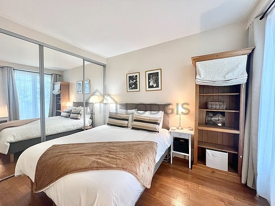 Chambre avec du parquet au sol
