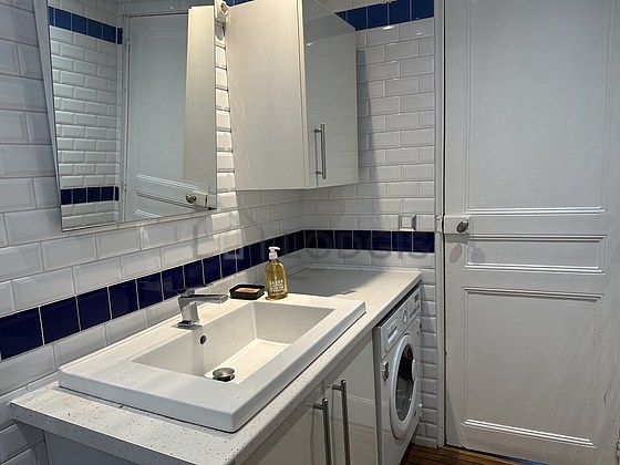 Salle de bain équipée de lave linge, sèche linge, serviettes de bain