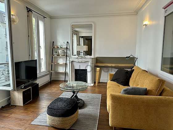 Beautiful, quiet and bright sitting room of an apartment in Paris