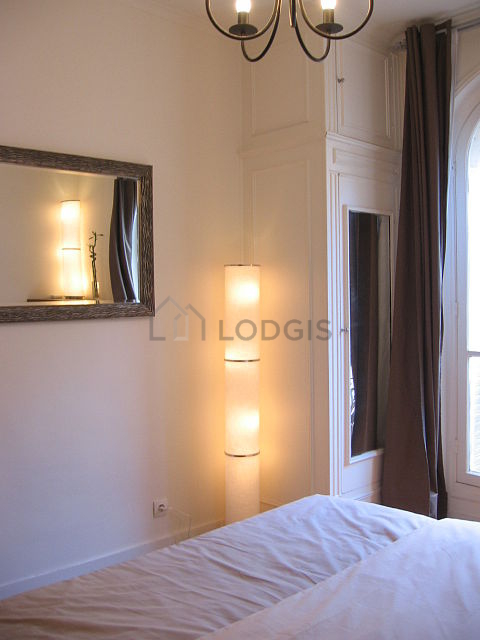 Chambre avec du parquet au sol