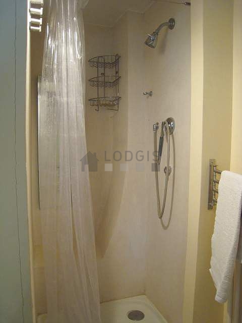 Salle de bain équipée de serviettes de bain