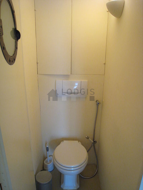 Toilettes indépendantes de la salle d'eau