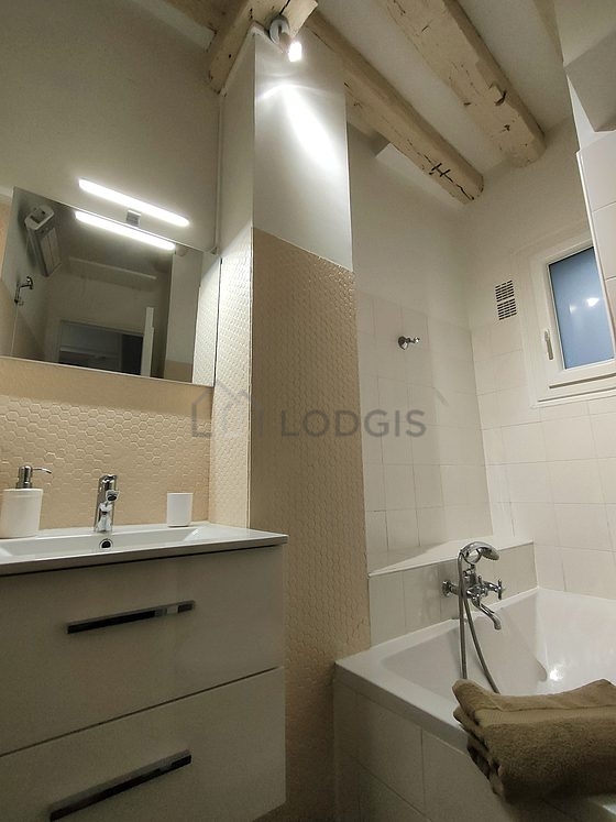 Bathroom equipped with bath towels