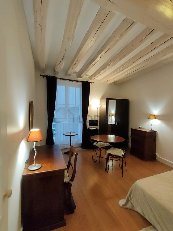 Salon avec du parquet au sol