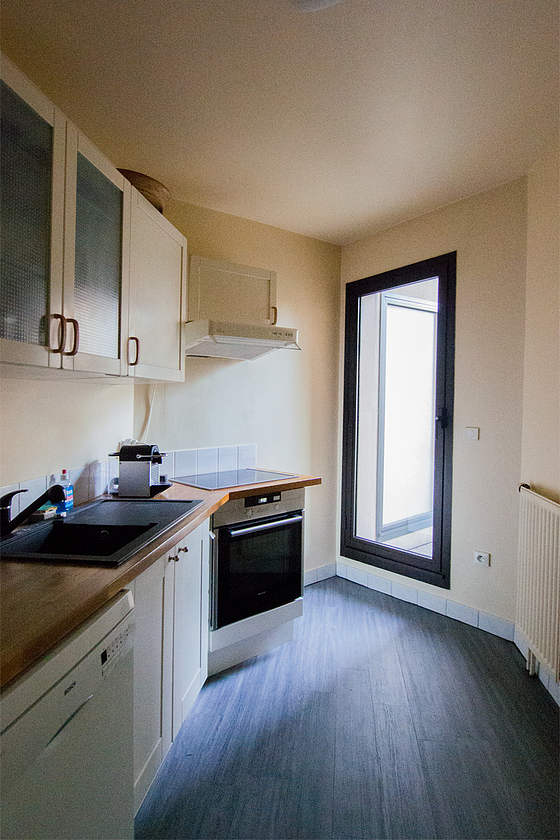 Belle cuisine avec du carrelage au sol
