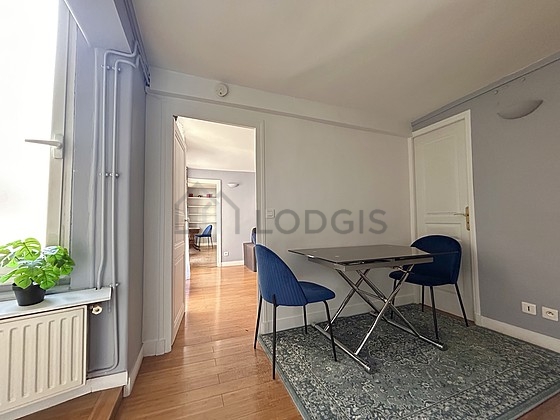 Belle salle à manger avec du parquet au sol pouvant accueillir jusqu'à 4 convives
