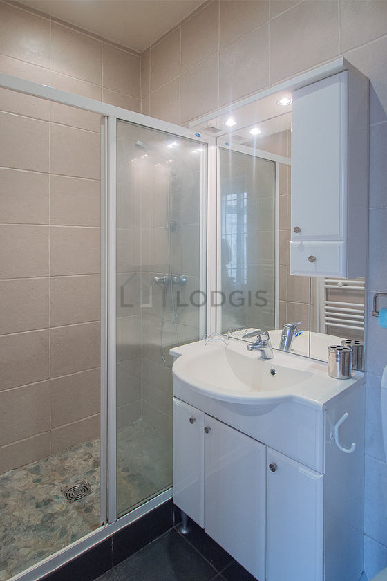 Belle salle de bain avec du carrelage au sol