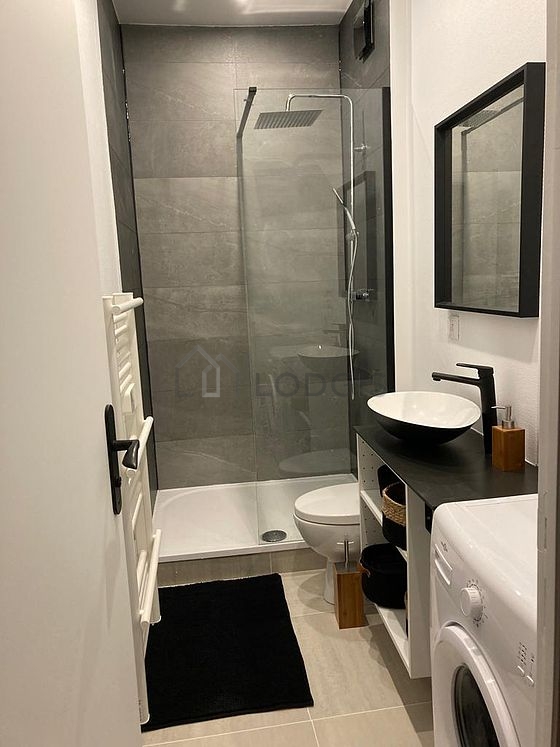 Bathroom equipped with bath towels