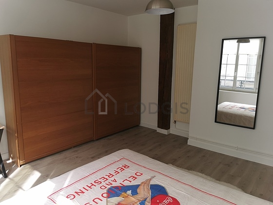 Chambre avec fenêtres donnant sur cour