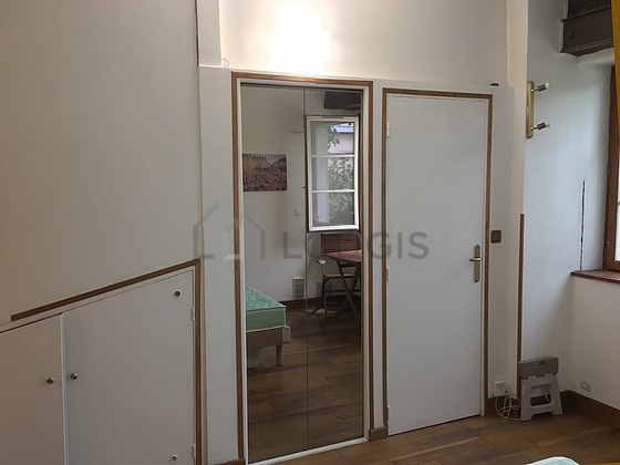 Séjour avec fenêtres double vitrage donnant sur cour