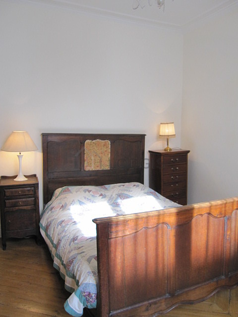 Chambre avec du parquet au sol