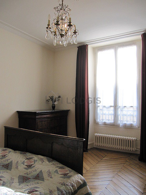 Chambre avec fenêtres double vitrage donnant sur rue