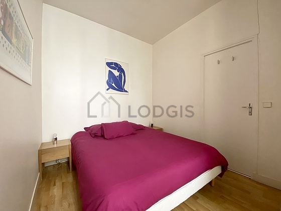 Chambre avec du parquet au sol