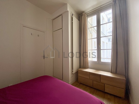 Chambre très calme pour 3 personnes équipée de 1 lit(s) bébé de 0cm, 1 lit(s) de 160cm