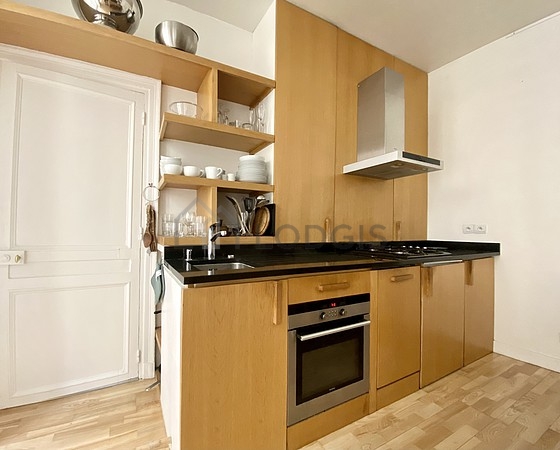 Belle cuisineouverte sur le séjour avec du parquet au sol