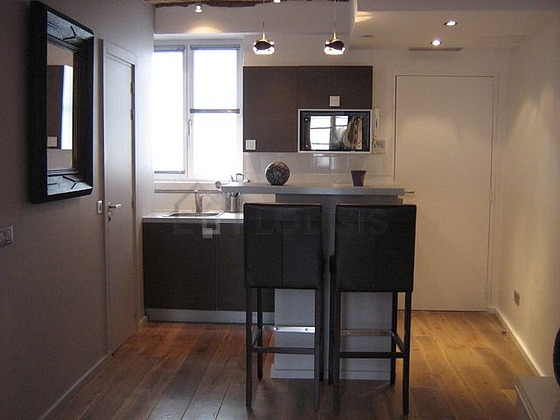 Salon lumineux équipé de penderie, placard, 1 chaise(s)