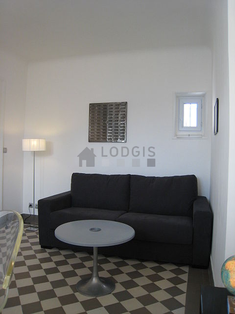 Living room of 13m² with tile floor
