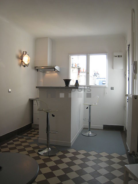 Belle cuisine de 2m² avec du carrelage au sol