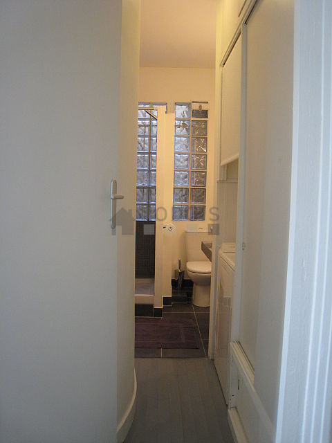 Belle salle de bain claire avec du carrelage au sol