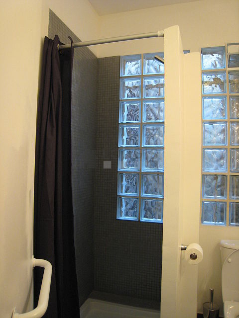 Salle de bain équipée de lave linge, sèche linge, serviettes de bain