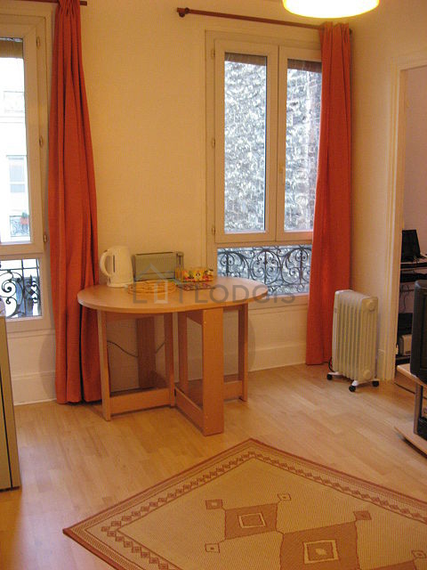 Séjour calme équipé de 1 canapé(s) lit(s) de 140cm, télé, 4 chaise(s)