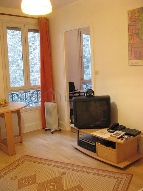 Salon avec du parquet au sol