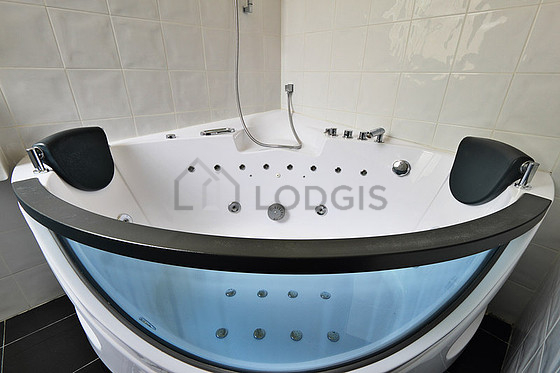 Bathroom equipped with bath towels