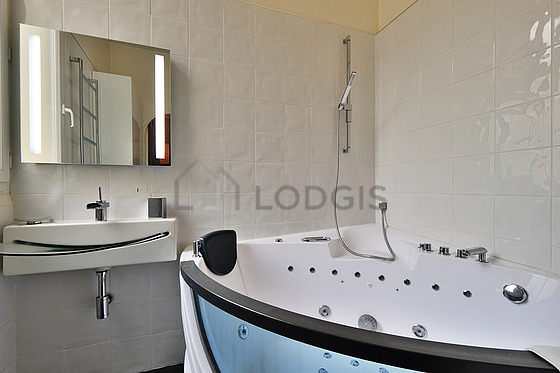 Belle salle de bain claire avec fenêtres double vitrage et du dallage au sol