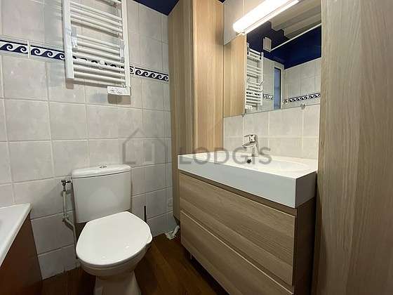 Bathroom with windows and with woodenfloor
