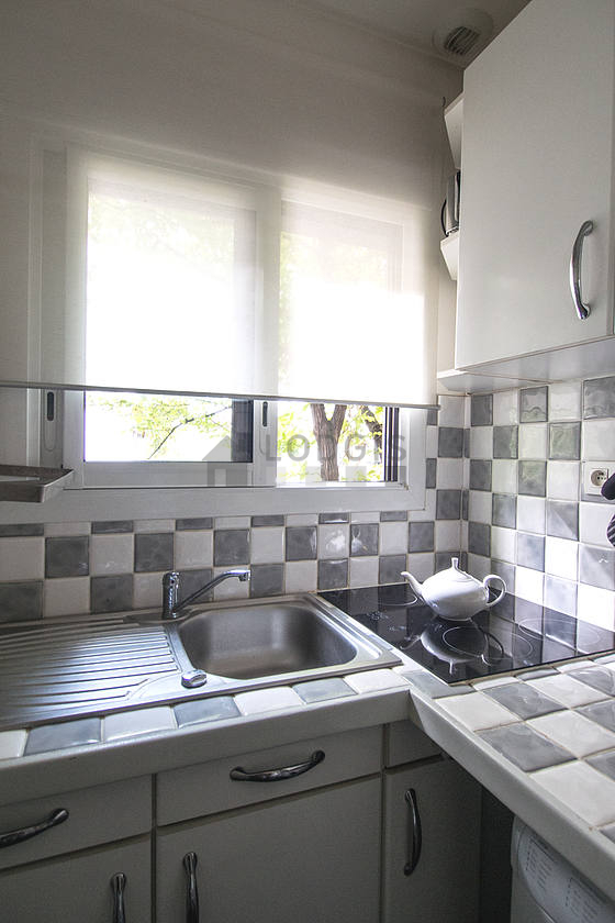 Cuisine équipée de lave linge, réfrigerateur, vaisselle
