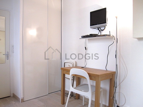 Salon de 9m² avec la pelouse au sol