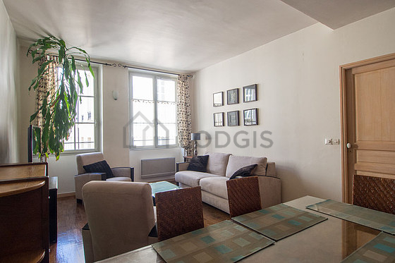 Salon avec du parquet au sol