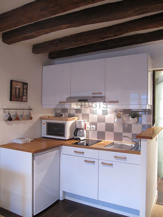 Cuisine dînatoire pour 2 personne(s) équipée de plaques de cuisson, réfrigerateur, freezer, hotte