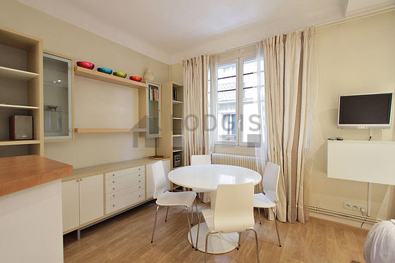 Séjour équipé de 1 lit(s) de 160cm, télé, chaine hifi, penderie