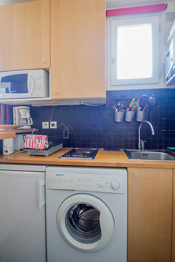 Cuisine dînatoire pour 2 personne(s) équipée de lave linge, réfrigerateur, vaisselle, tabouret