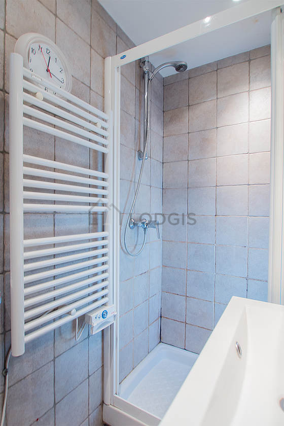 Salle de bain équipée de serviettes de bain